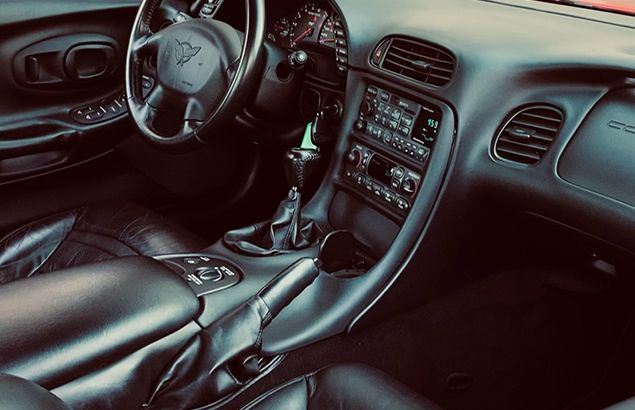 Innenraum der Corvette C5 mit Fokus auf Lenkrad und Armaturenbrett