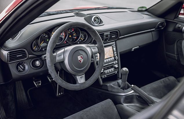 Hochwertiger Innenraum des Porsche 997 mit Leder und Sportlenkrad