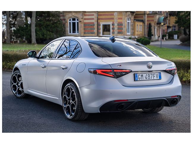 Heckansicht des Alfa Romeo Giulia mit einem alten schönen Haus im Hintergrund