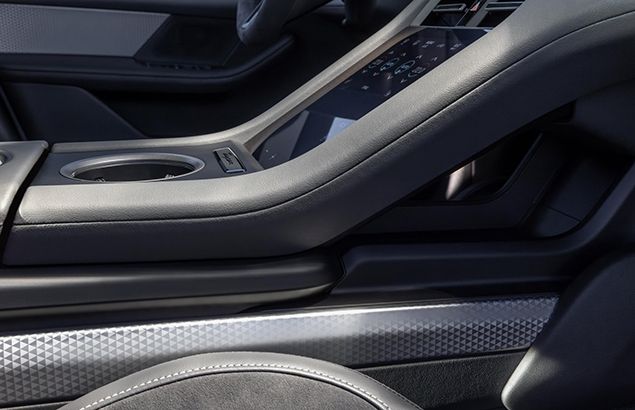 Luxuriöses Interieur des Porsche Taycan mit modernen Details
