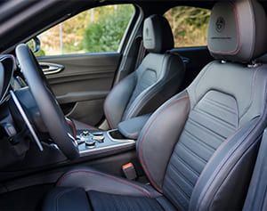 Vordersitze des Alfa Romeo Giulia in Lederoptik