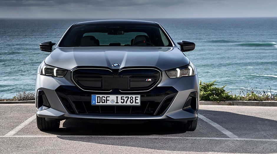 BMW i5 M60 auf einem Parkplatz