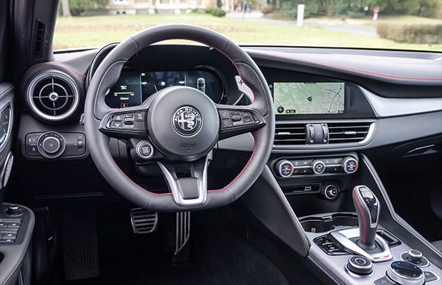 Alfa Romeo Giulia Innenraum mit Lenkrad und Armaturenbrett