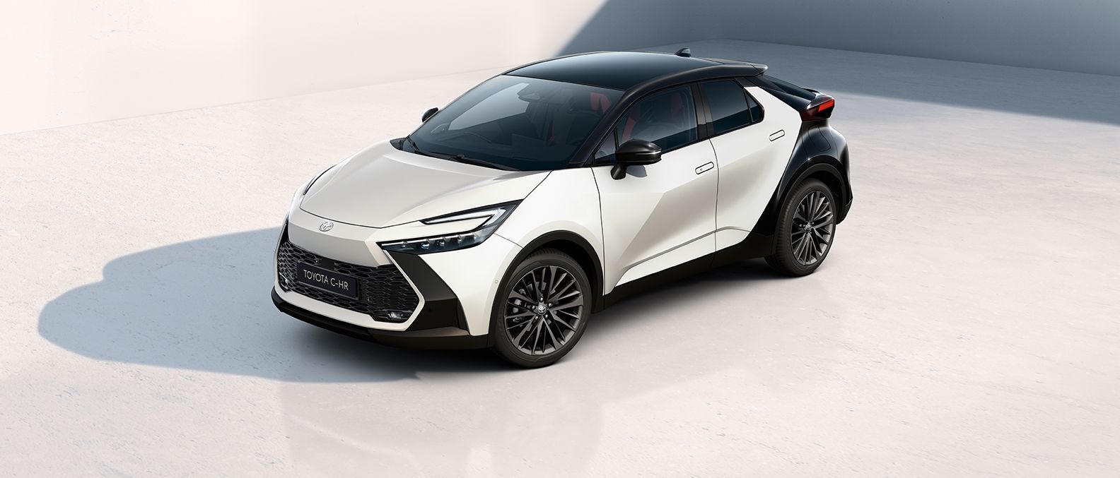 Moderner Toyota C-HR vor einem hellen Hintergrund
