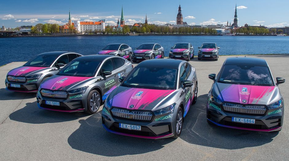 Skoda-Fahrzeuge am Flussufer