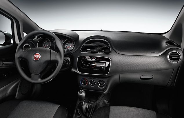 Innenansicht des Fiat Punto mit modernen Armaturen und bequemen Sitzen