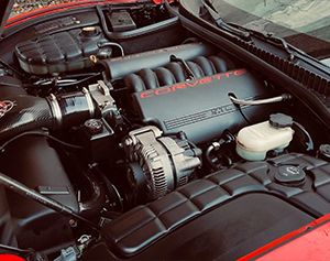 Motorraum der Corvette C5 mit Blick auf den V8-Motor