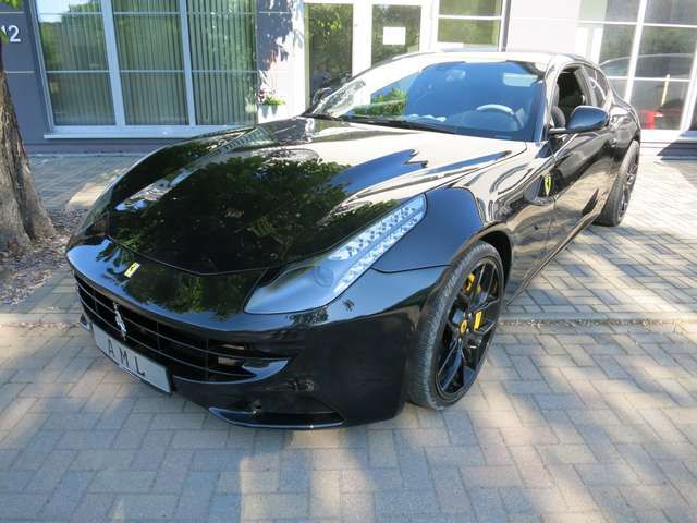 Ferrari FF SCHECKHEFTGEPFLEGT bei FERRARI PTU überholt