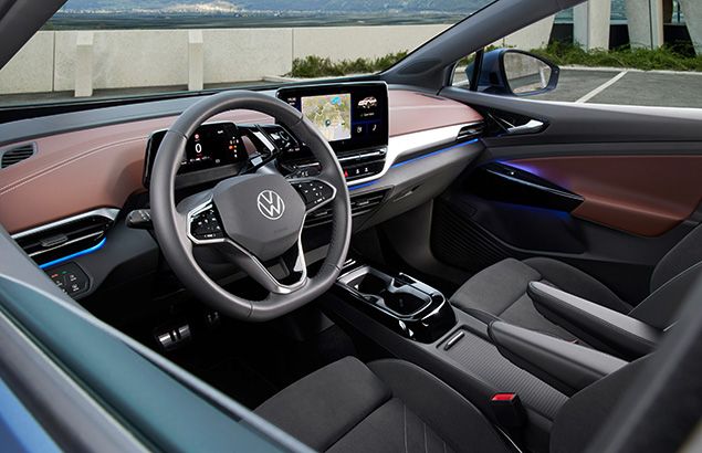 Innenansicht des VW ID.5 mit digitalem Cockpit, großem Touchscreen und Ambientebeleuchtung.