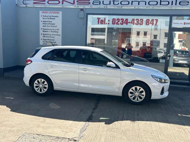 Hyundai i30 + NaviZB+Klima+Allwetter+BT+Tempomat+USB+LED