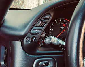 Tacho und Instrumententafel der Corvette C5 in Nahaufnahme