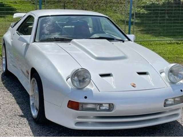 Porsche 928 S mit Strosek-Umbau