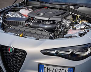 Motorraum des Alfa Romeo Giulia mit sichtbarem Antriebsaggregat
