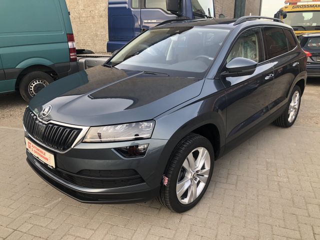Skoda Karoq Style 1,5TSI LED AHK 8 fach bereift.