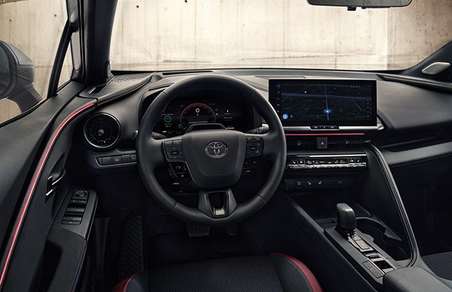 Innenraum des Toyota C-HR mit digitalem Cockpit und Infotainment-Display