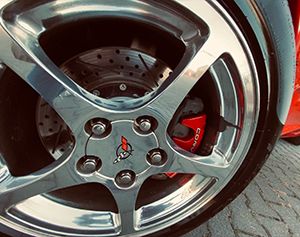 Detailaufnahme der Felgen einer Corvette C5