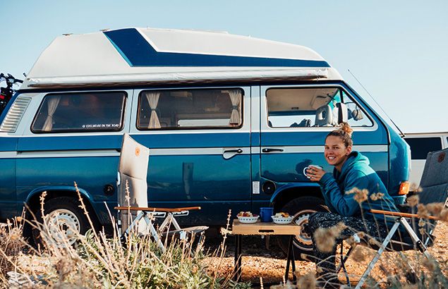 Seitansicht des VW T3 Bulli mit markantem Design und geraden Linien.