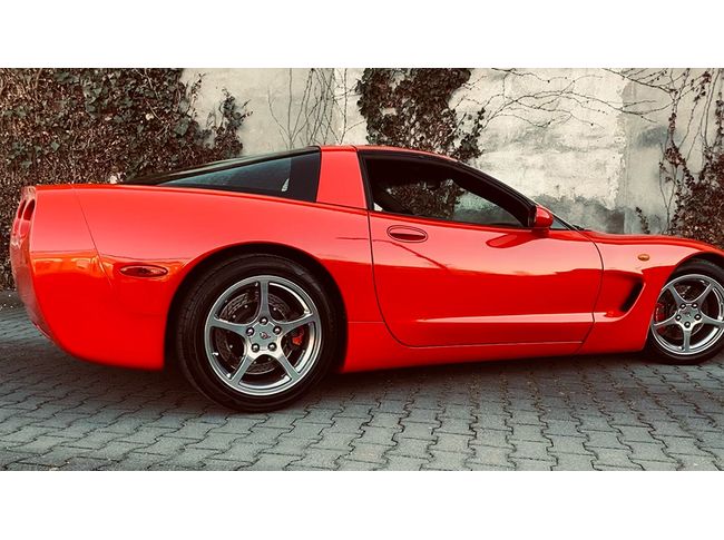 Seitenansicht eines roten Chevrolet Corvette C5