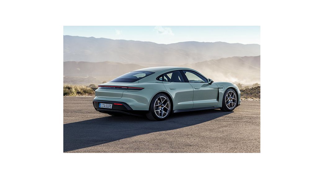 Porsche Taycan Elektroauto auf einer Landstraße